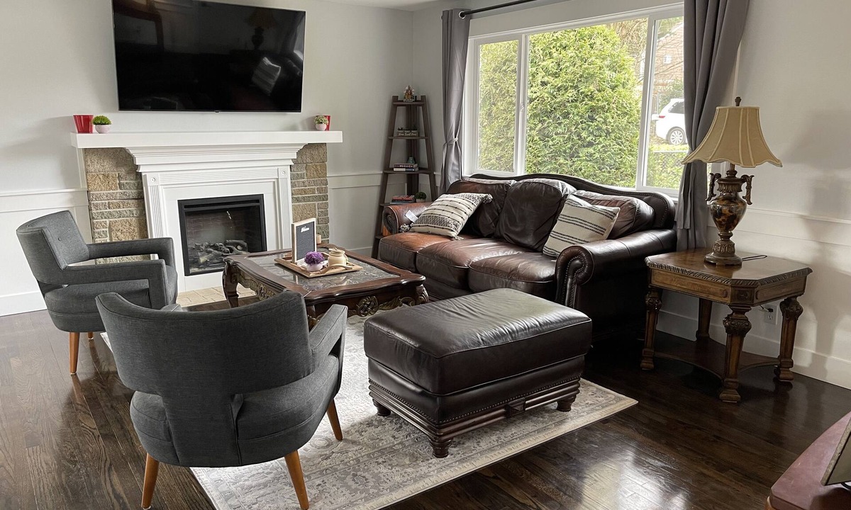 Dunlap House | Spacious 4 Bedroom House in Quiet Neighborhood, near Light Rail