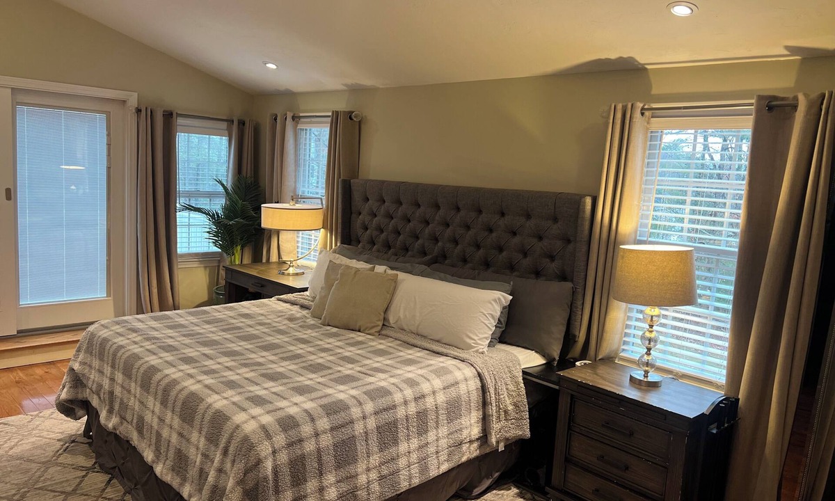 South Walpole House | Spacious 4-bedroom house mins to Gilette/patriots place