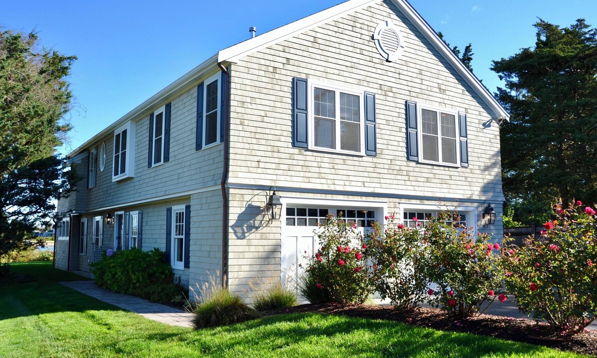 Bourne House | Spacious 4-bedroom house right on Gray Gables Beach!