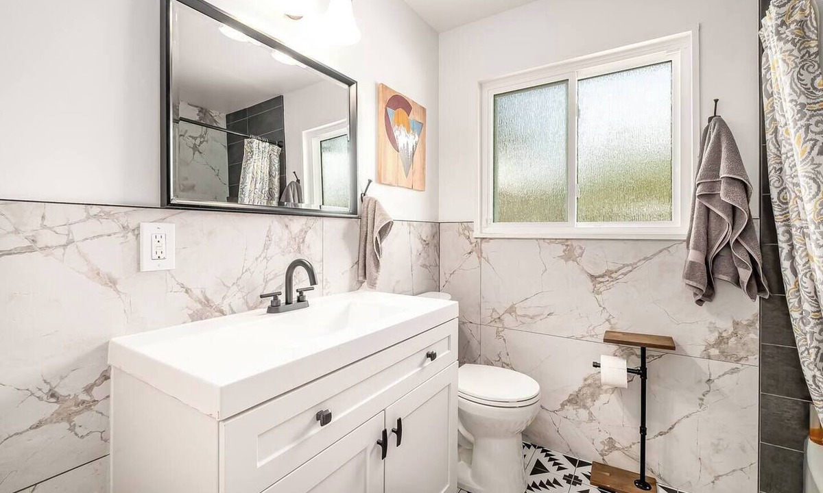 University Hills House | Spacious 4-bedroom house 10 minutes from Downtown Denver w/Big Yard