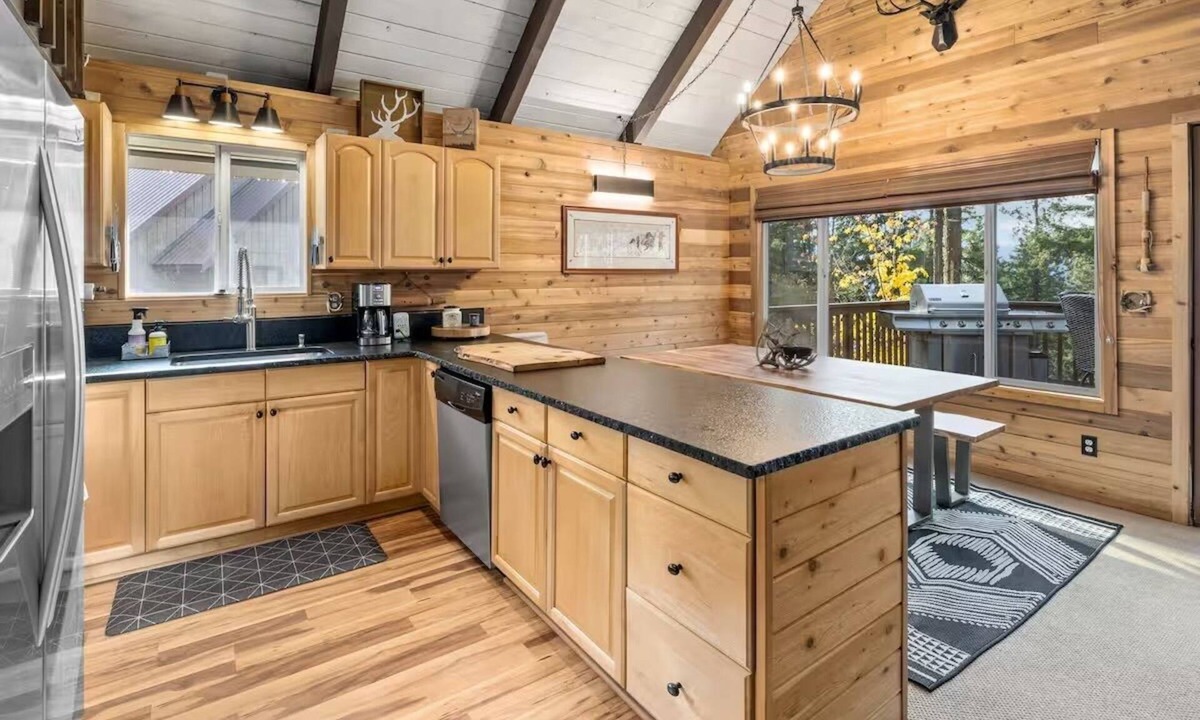 Roslyn Ridge House | Spacious 4-bedroom house in tranquil Ronald with hot tub and game room