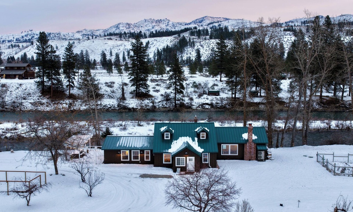 Carlton House | Spacious 4-bedroom house on the Methow River- Twisp