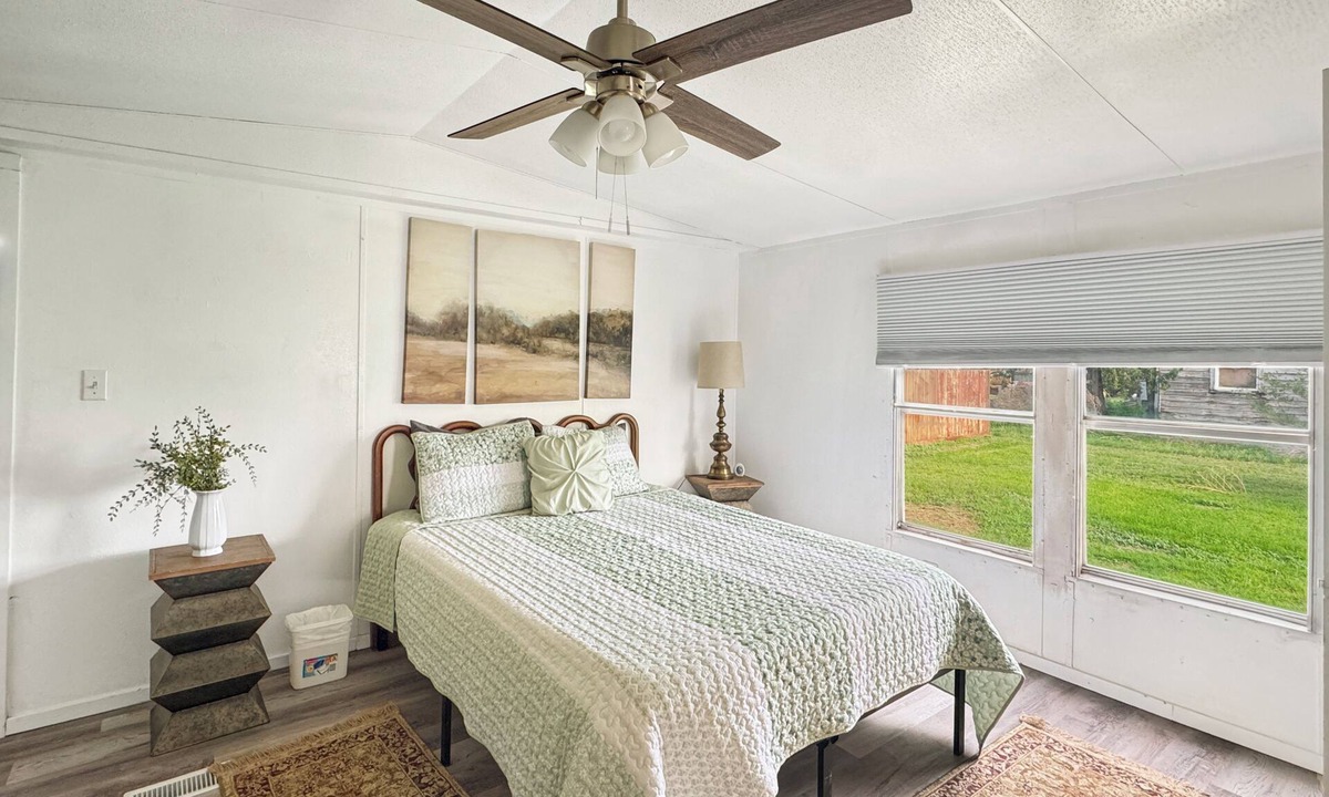 Lorenzo House | Spacious 4-bedroom mobile home with 6 beds