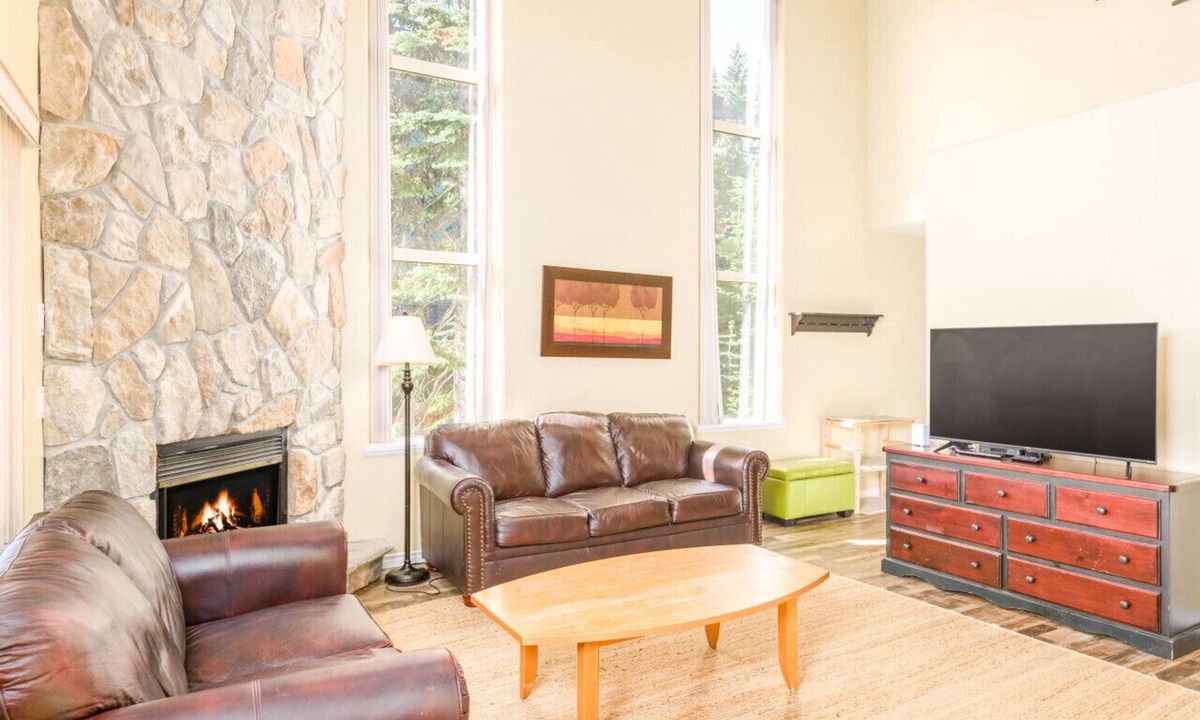 Snow Pine Estates Villa | Spacious 4-Bedroom – Sleeps 12 & Private Hot Tub