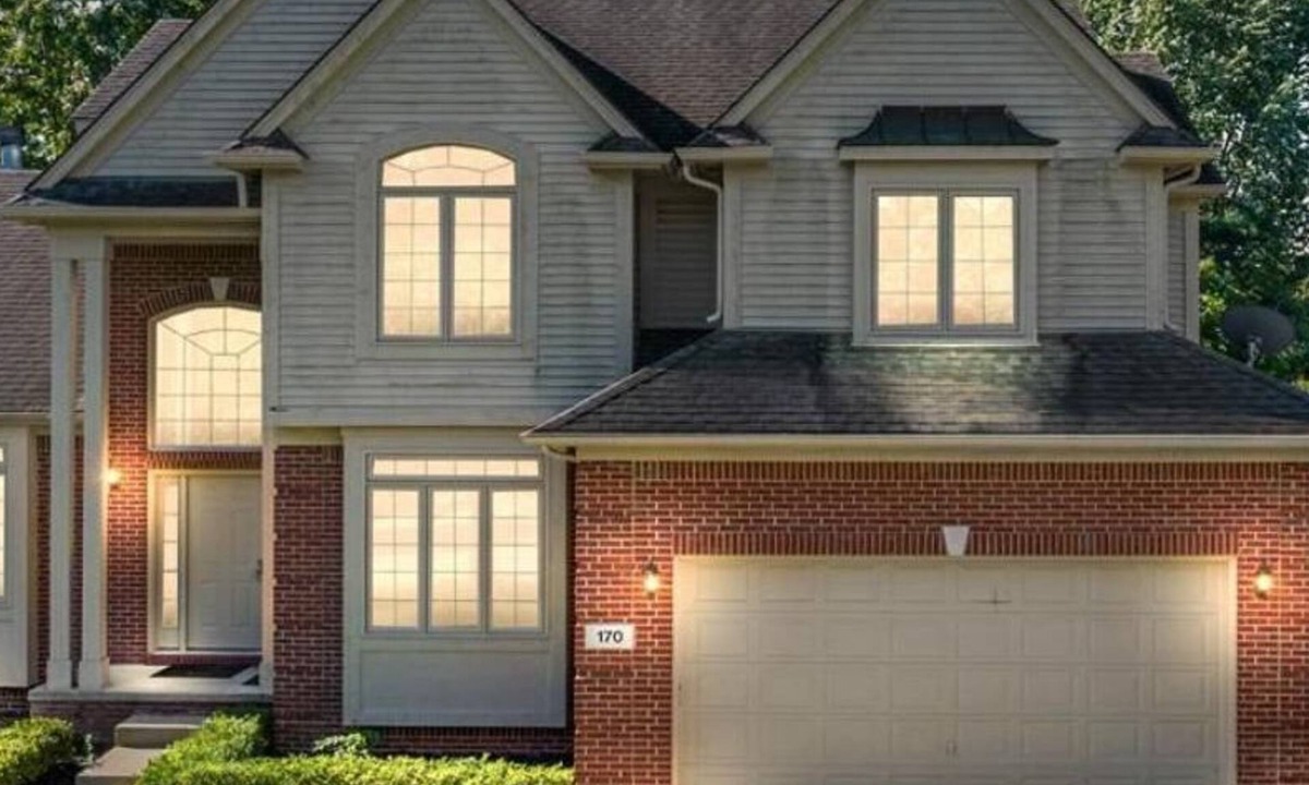 Commerce Township House | Spacious 4-bedroom house with WiFi, AC in charming Commerce Twp