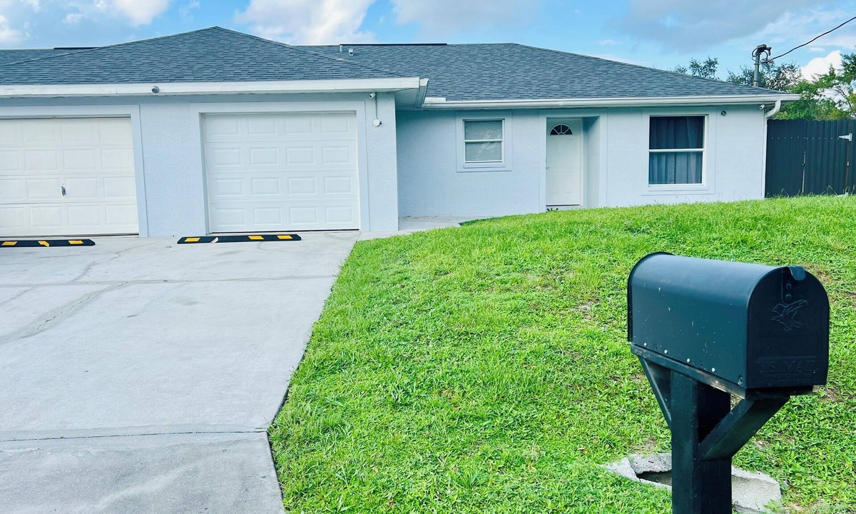 Joel House | Spacious 4-bedroom house with AC and WiFi in charming Lehigh Acres