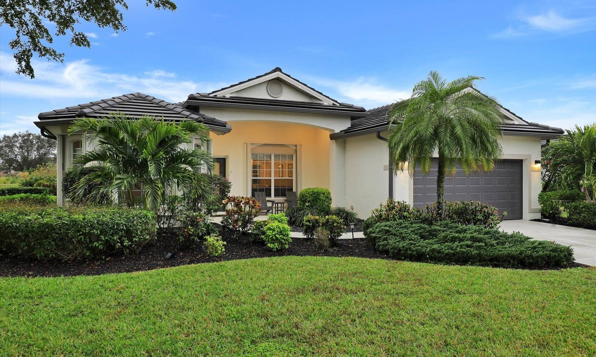 Westminster House | Spacious 4-bedroom house with private pool in golf course community