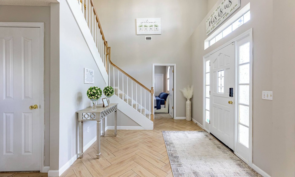 Lakeside House | Spacious 4-bedroom house in Orange Park with Gameroom and Jacuzzi Bathtub