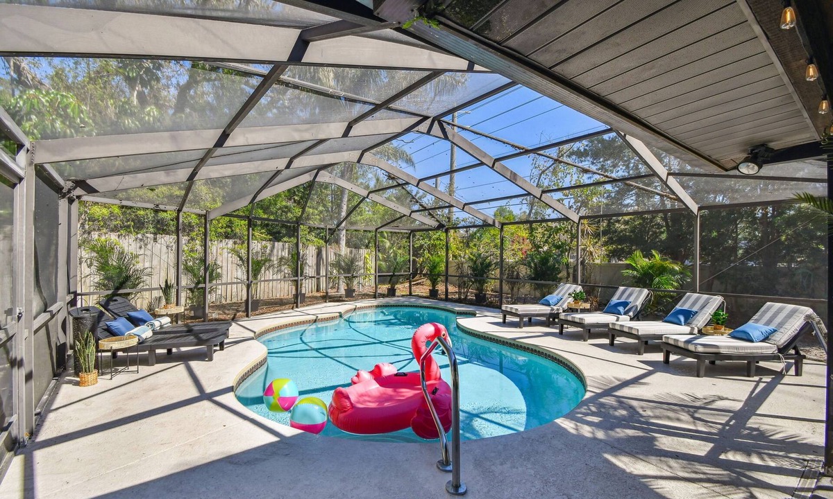 Palm Harbor House | Spacious 4-bedroom house with HEATED POOL, Games room in peaceful Palm Harbor
