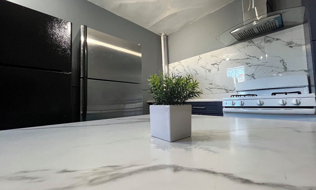 Spruce Hill Apartment | Spacious 4-bedroom unit with WiFi, AC near UPenn in university city Philadelphia