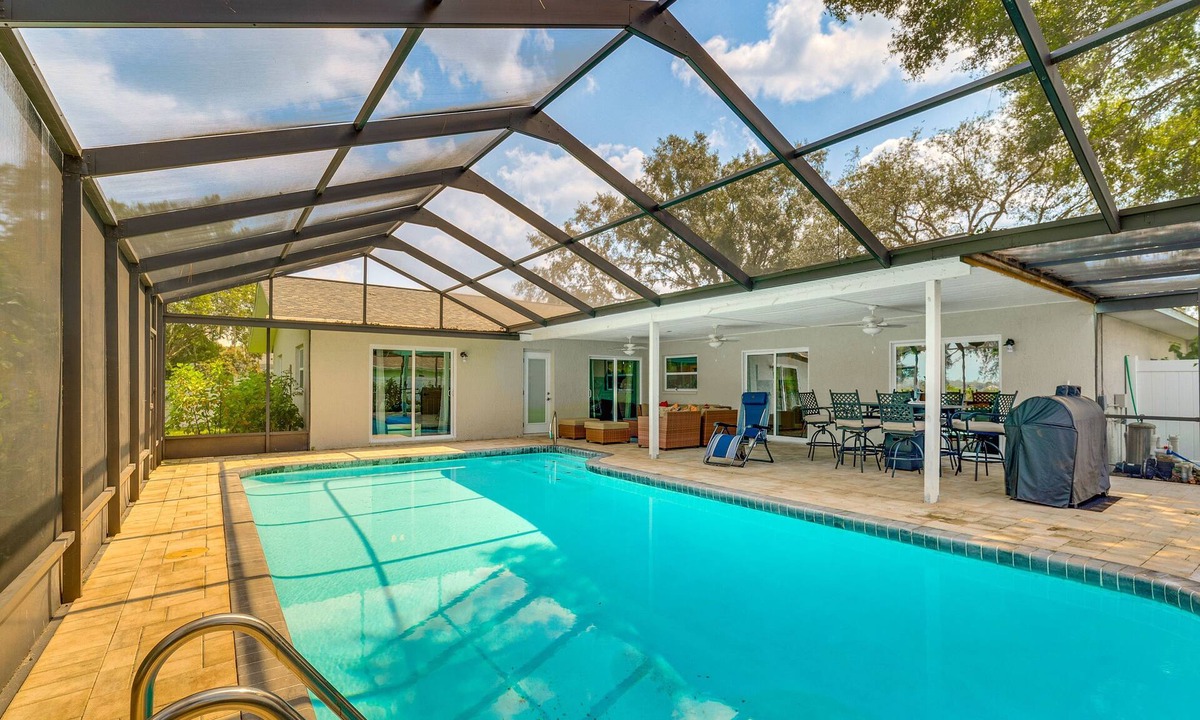 Spring Hill House | Spacious 4-bedroom house with fitness room, WiFi in brilliant Spring Hill