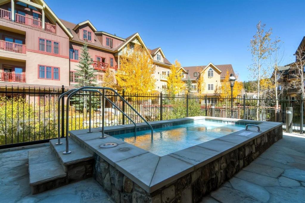 Breckenridge Apartment | Spacious 4 Bedroom Vacation Rental, In Convenient Location, Offering Scenic Views, Pool, Hot Tub, Ski Rental And Storage