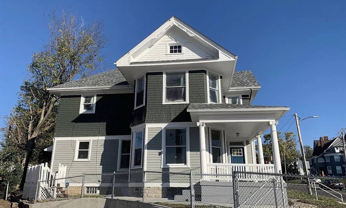 Hamilton House | Spacious 4-Bedroom Victorian in Downtown Hamilton