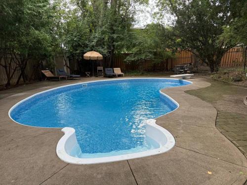 Newtonbrook House | Spacious 4-Bedrooms Friendly House-Pool-Parking