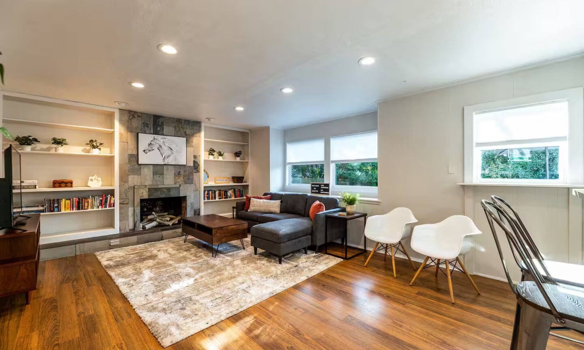 North Austin Civic Association House | Spacious 4-Bedrooms House with AC Near Domain & Q2, Sleeps 10, Patio + BBQ