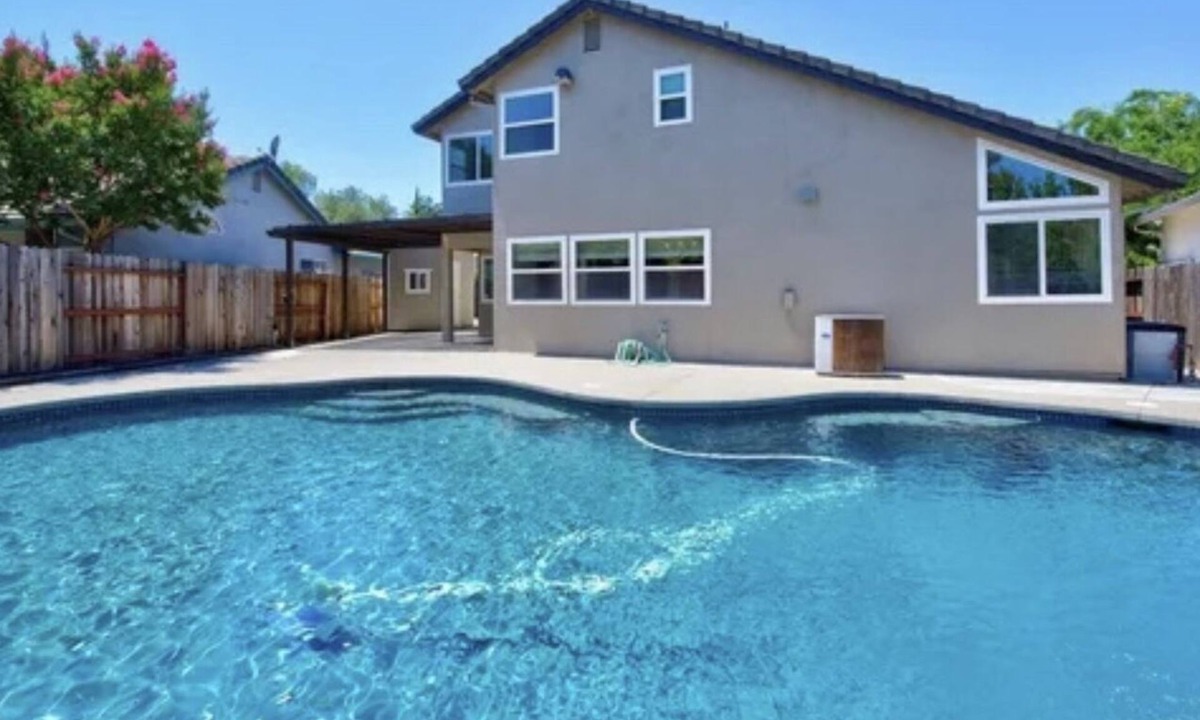 Nut Tree House | Spacious 4 BR Home, with Fireplace, Wet Bar, Pool, & indoor Jacuzzi tub.