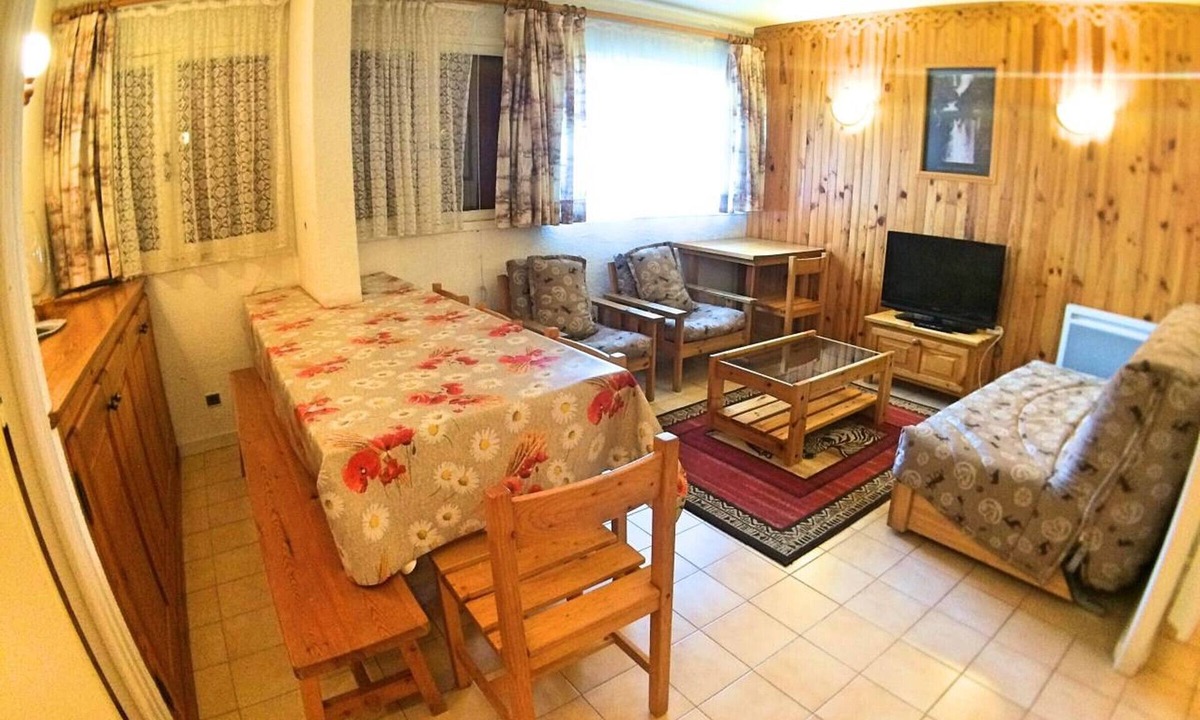 Les Claux Apartment | Spacious 4-Room Apartment, Mountainside, Sleeps 8, Near Vars Les Claux Center & Slopes