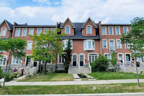 Downsview House | Spacious 4-Story Townhome in North York