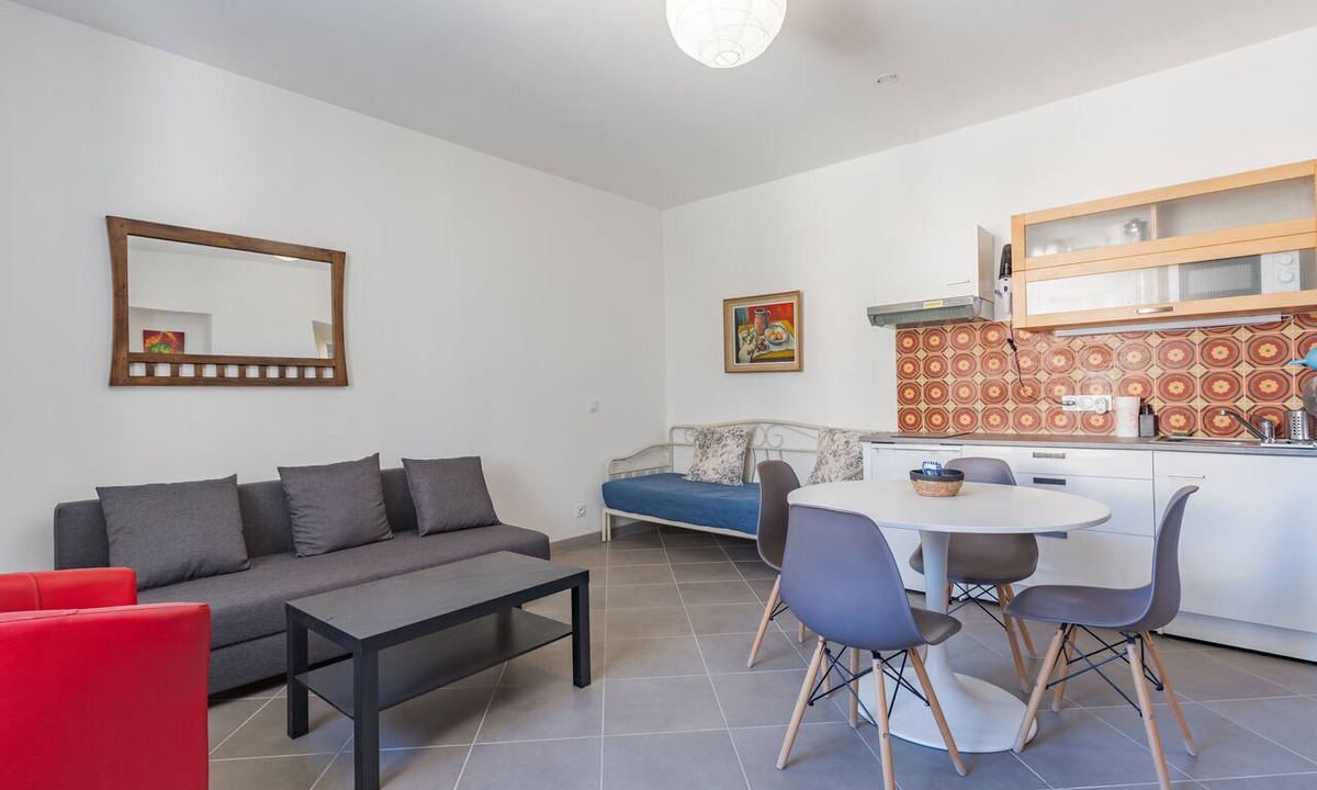 Charleval Apartment | Spacious 44 m² Apartment in Village Center - No. 2
