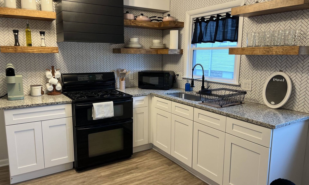 DeKalb House | Spacious 4BD 3BA, Mins to NIU. Business & Corporate Travel, Pet Friendly!