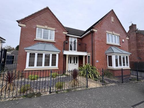 Rufford House | Spacious 4BD House with Character in Coventry