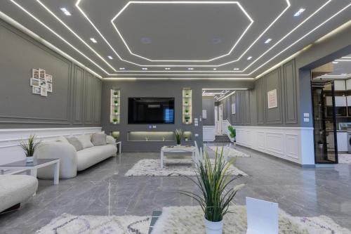 Al Duqqi Apartment | Spacious 4BDR Apartment Nile View
