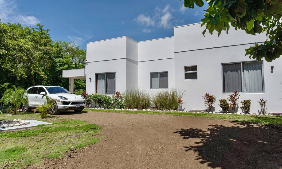 Sardinal House | Spacious 4bedroom villa plus 2 bedroom guest house same property.