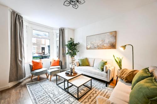 Watford House | Spacious 4bed Sleeps8 Free Parking Watford town Centre