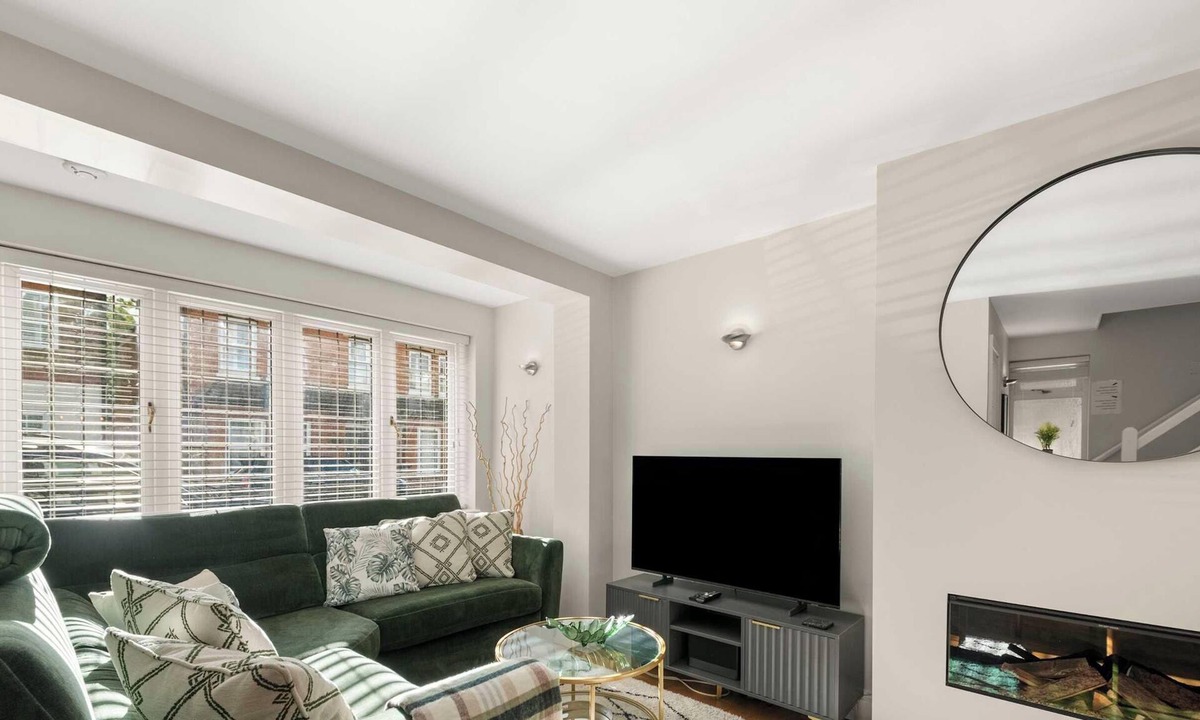 Windsor House | Spacious 4Bed Windsor Retreat - Garden - Sleeps 08