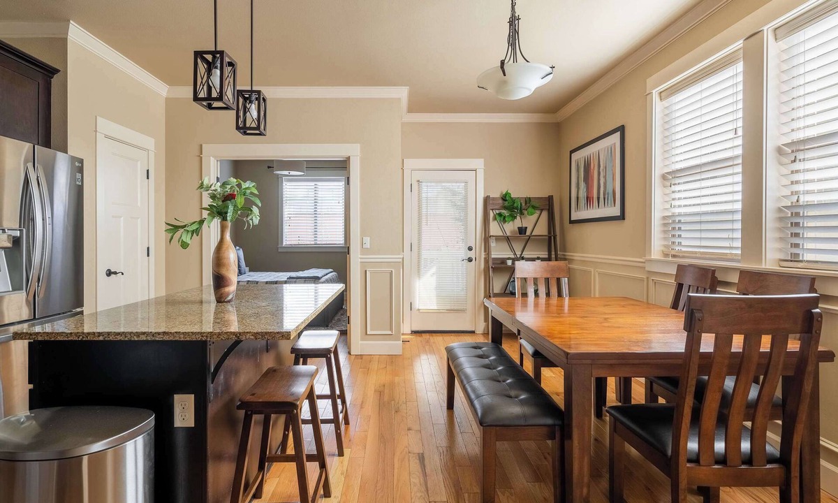 King House | Spacious 4BR/3BA | Sleeps 12 | Near Alberta Arts