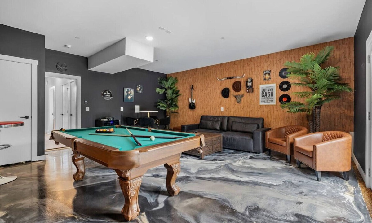 Talbot's Corner Villa | Spacious 4BR Bachelor Retreat-Game Room & Rooftop!