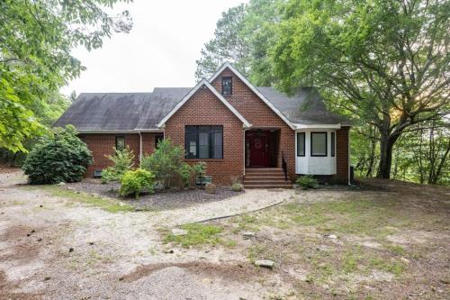Stevensville House | Spacious 4BR Getaway w Games Pier Firepit
