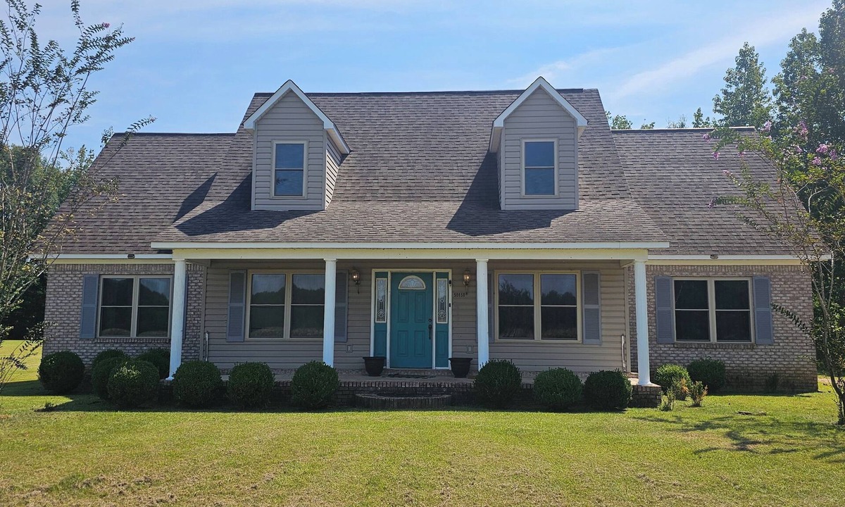 Becker House | Spacious 4BR Home on Private Acre, Sleeps 10 Family & Group Friendly.
