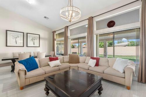 Gilbert House | Spacious 4BR Home Patio Huge Yard Sleeps 18 Grill