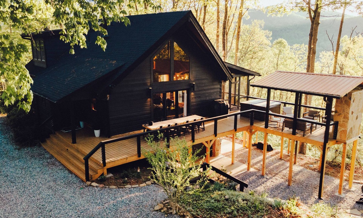 Blairsville Cabin | Spacious 4BR Mountain Cabin Sleeps 10 on 14 acres! Hot tub, Game room. VIEWS