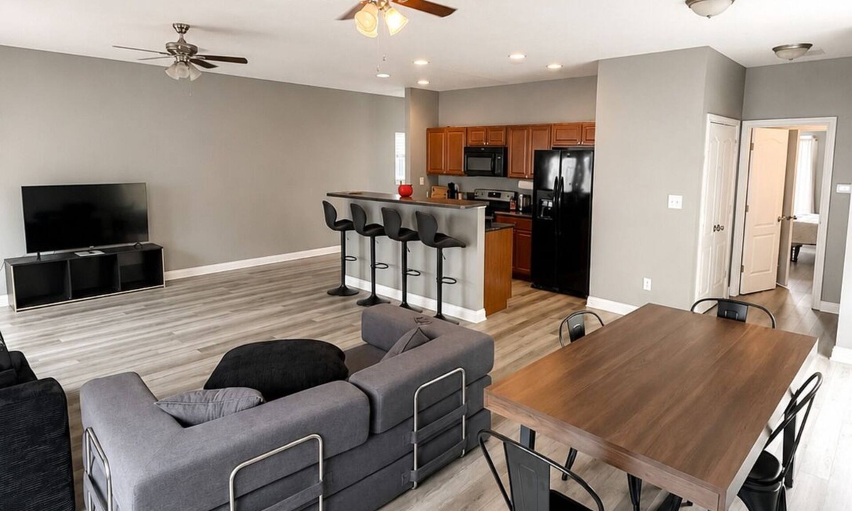 Kennedy King House | Spacious 4BR Near Downtown Indy, Pets Welcome, Central, Free Parking, Family