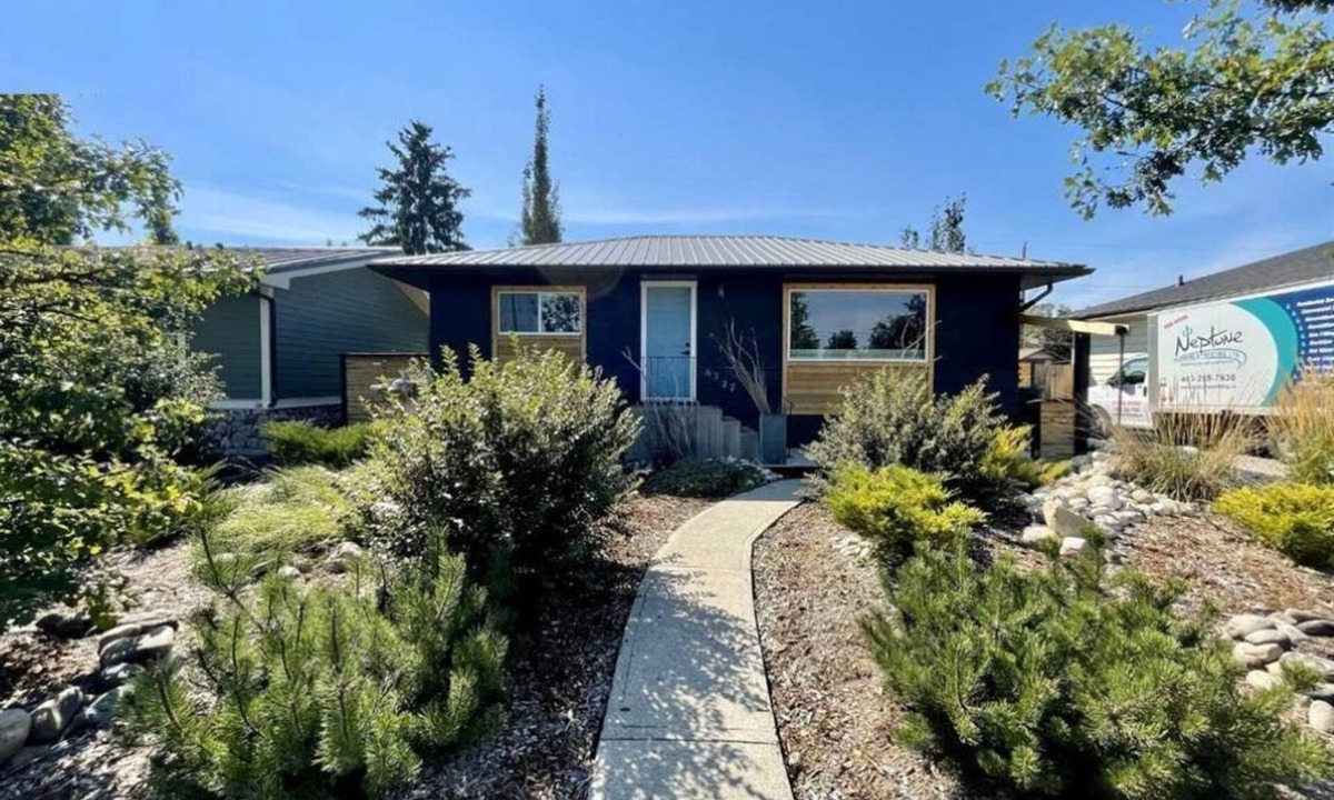Northwest Calgary House | Spacious 4BR Private Family Home Near Bow River & Bowness Park | Free Parking