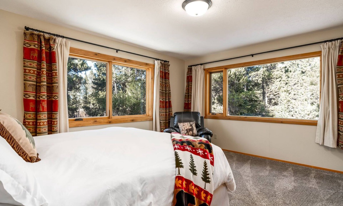 West Yellowstone Cabin | Spacious 4BR retreat in West Yellowstone, just 6 minutes to the park! Shepherd Family Retreat- Moose