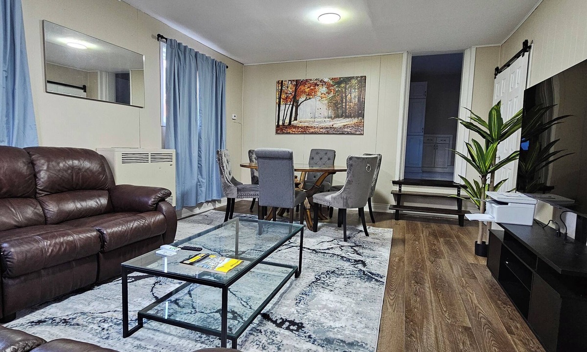 Peterborough House | Spacious 4BR Retreat w/King Loft Near Downtown PTBO & Hospital + Parking