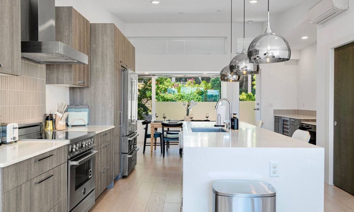 North Beacon Hill House | Spacious 4BR Retreat | Deck & Grill | Close to DT