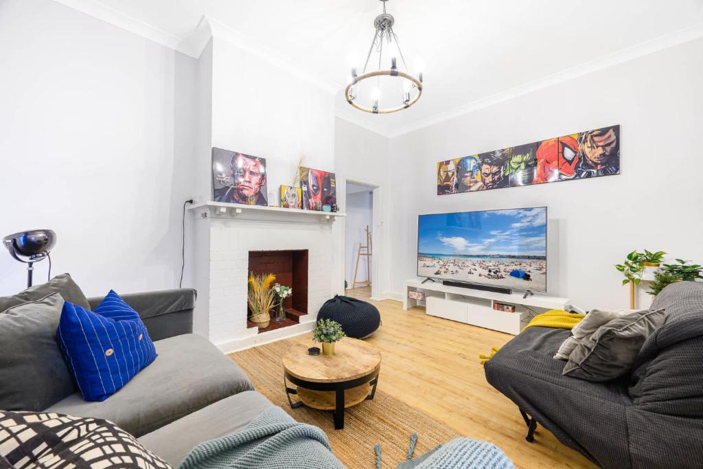 Belfield House | Spacious 4BR Straithfield house close 2 airport city