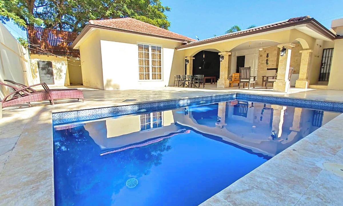 El Batey Villa | Spacious 4BR Urban Retreat with pool - Walk to Beach, Dining & Bonus
