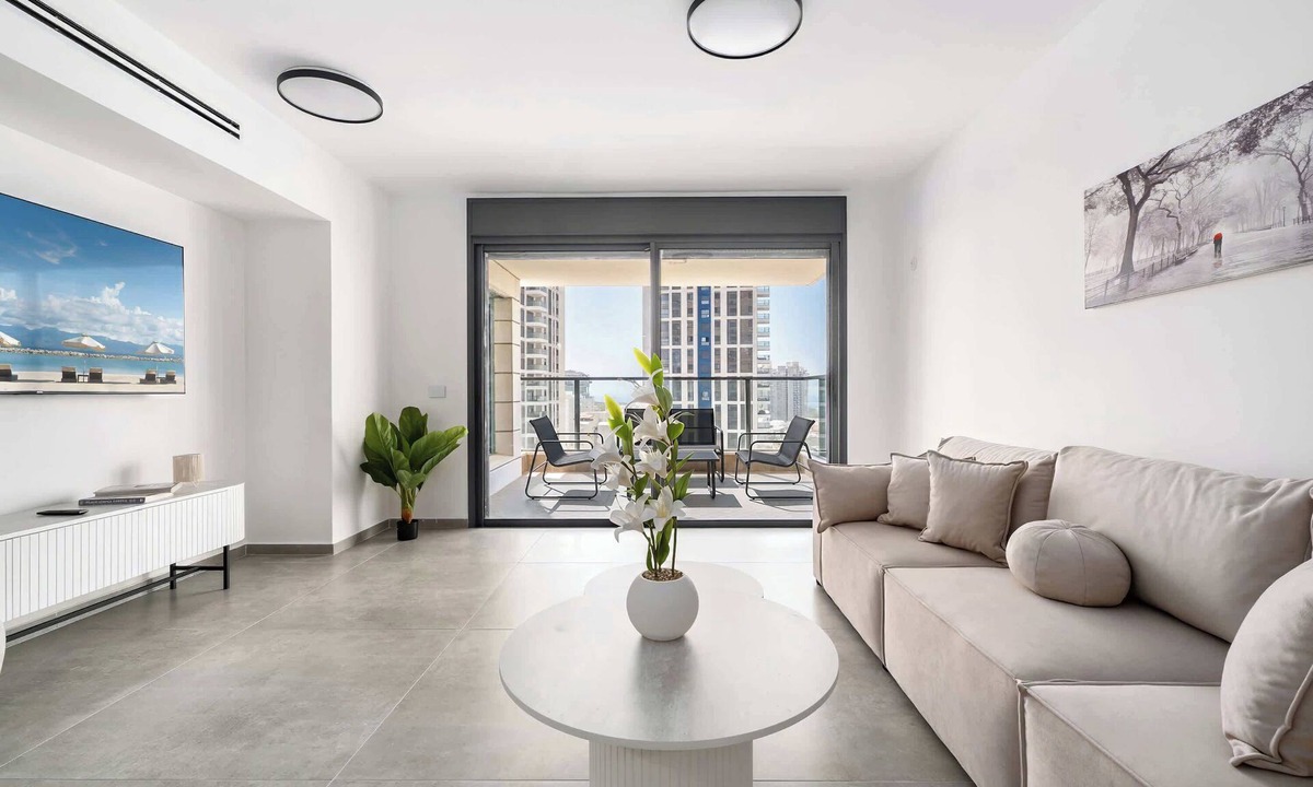 Rishon LeTsiyon Apartment | Spacious 4BR w Balcony & Mamad l Bldg Renovation
