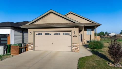 Lloydminster House | Spacious 4BR with King Suite - Garage - Netflix