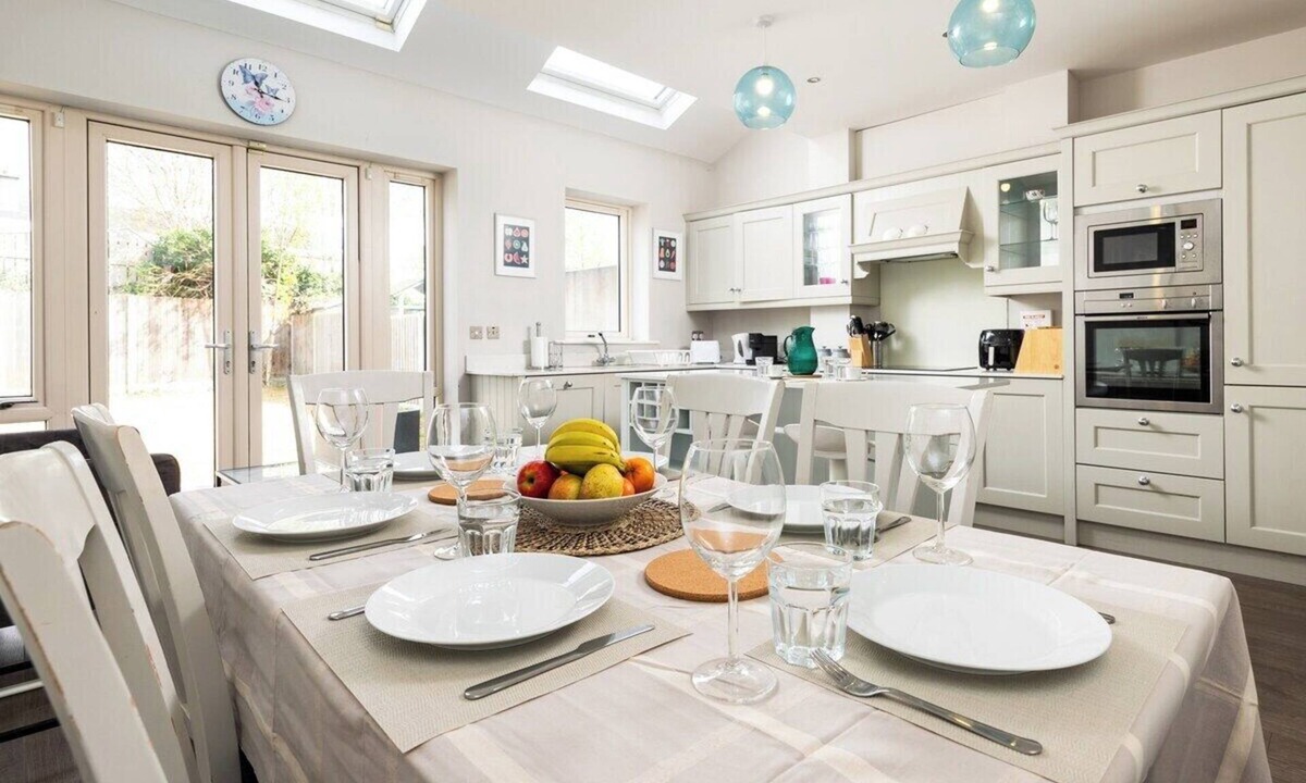 Dublin House | Spacious 5-Bed Coastal Retreat with Parking & Garden Near Dublin City