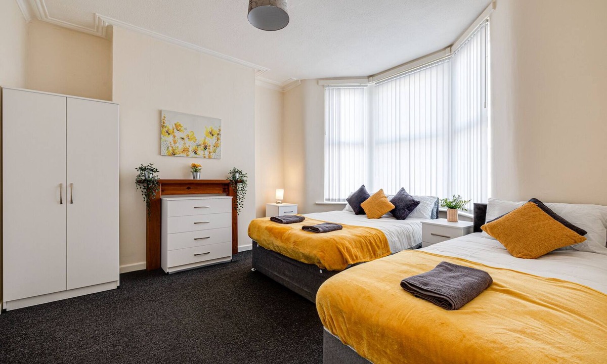 Bootle House | Spacious 5 bed house next to Kirkdale Station