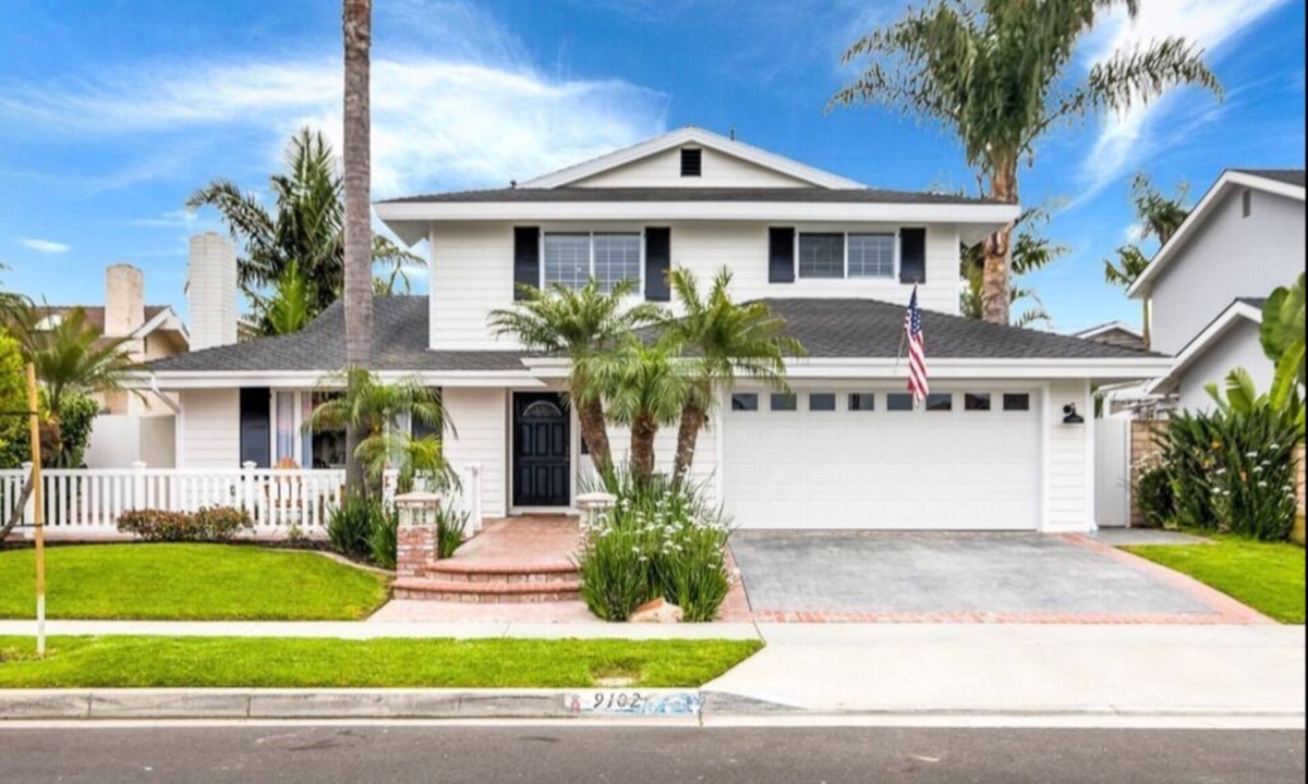 Huntington Beach House | Spacious 5-bedroom house near the beach w/Pool, Spa & BBQ