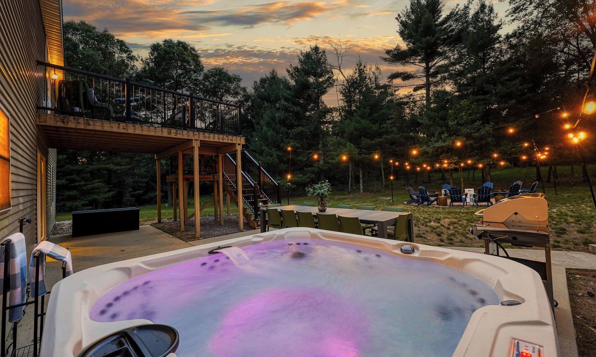 Wisconsin Dells House | Spacious 5-bed house-hot tub-fire pit-theater rm-game rm-min to Dells attraction