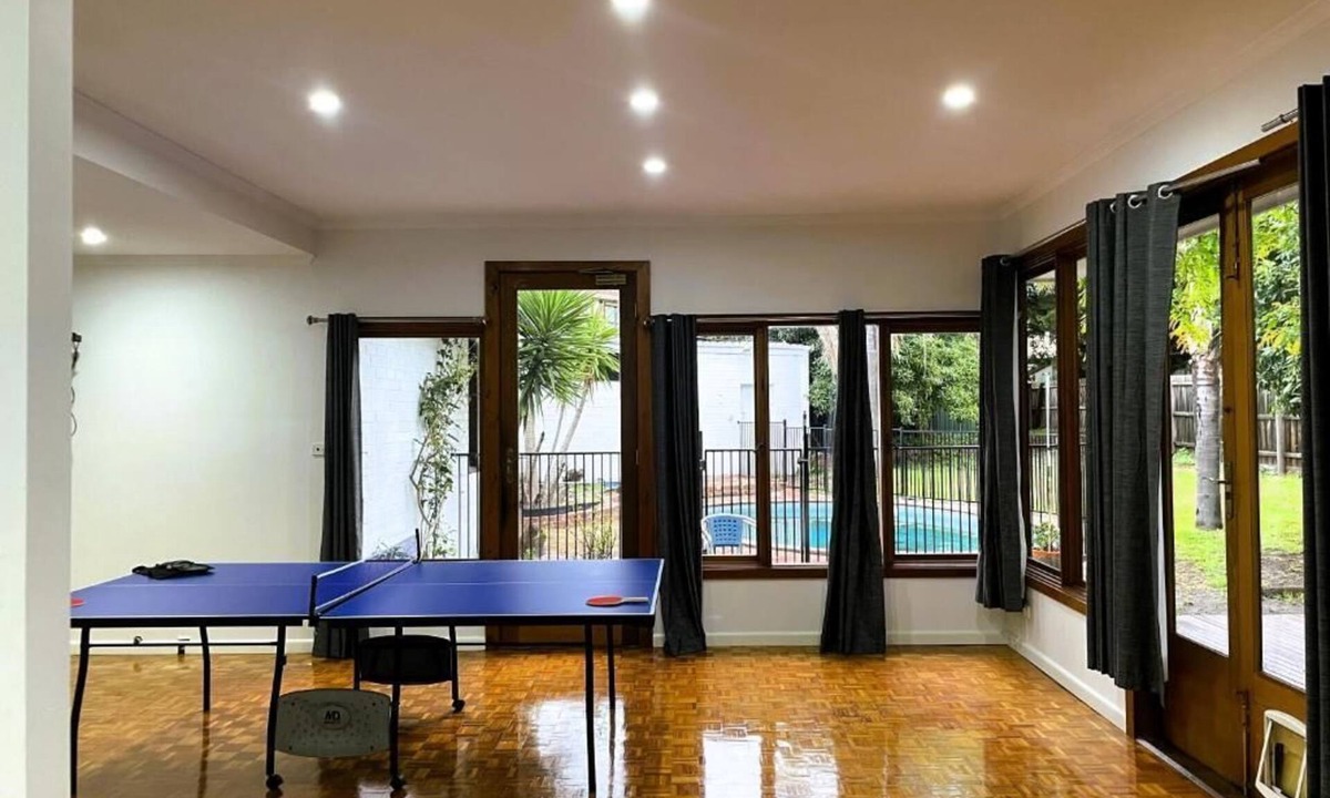 Bentleigh House | Spacious 5-bedroom house in beautiful Brighton East with AC, WiFi, fitness room