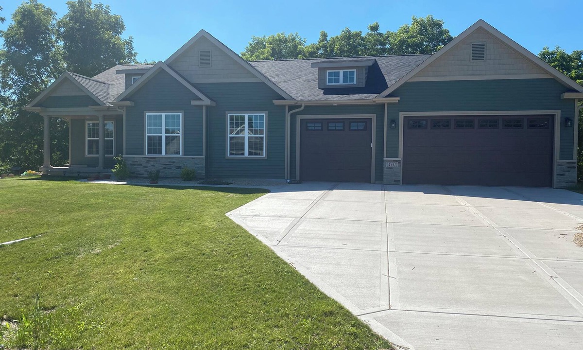Cottage Grove House | Spacious 5-bedroom house with fitness room and AC in charming Cottage Grove